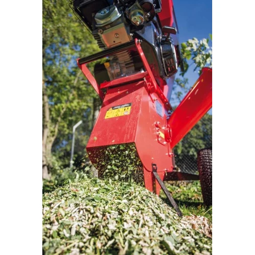 Tocator pentru crengi HECHT 6421, benzina 13 CP, 389 cmc, diametru lemn 8 cm, sistem automat de tragere a crengilor