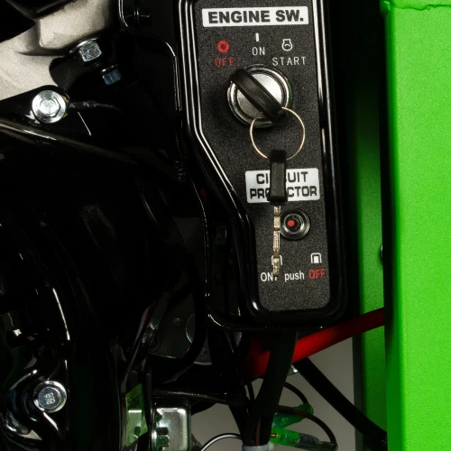 Tocator crengi Micul Fermier, motor benzina 18CP, diametru maxim de taiere 120mm, cu carlig de remorcare, pentru brichete