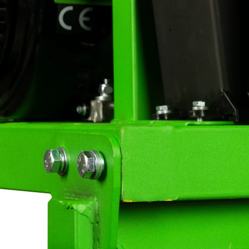 Tocator crengi Micul Fermier, motor benzina 18CP, diametru maxim de taiere 120mm, cu carlig de remorcare, pentru brichete