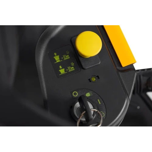 Tractoras tuns gazon stiga estate 384 m